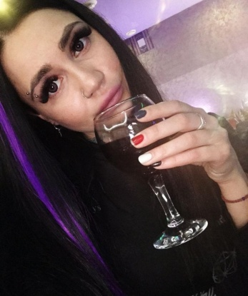 У меня много возможностей, чтобы сделать твои фантазии реальностью. 💋
Мои услуги всегда на высшем уровне - от нежного и романтичного ГФЕ до страстного и разнообразного эксперимента в постели. Я знаю, как доставить удовольствие и расслабление. 😏💦
Мое обаяние и умение слушать сделают наше общение комфортным и приятным. Моя цель - удовлетворение твоих сокровенных желаний. Что бы ты ни мечтал испытать, я готова помочь тебе воплотить это в жизнь. 🔥💫
Не веришь? Прочитай мои отзывы и посмотри мои фото, и ты увидишь, насколько я на самом деле прекрасна и соблазнительна. Качество обслуживания и конфиденциальность - мои приоритеты. 📸📝
Живу в Москве, всегда готова встретиться с тобой в комфортной атмосфере. Не упусти возможность провести незабываемое время со мной. Жду тебя! 👠💄 Александра